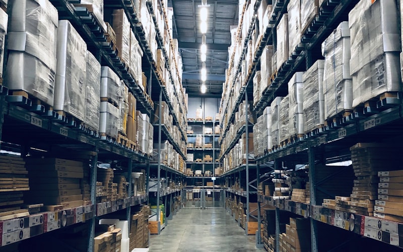 Vue aérienne d'un centre logistique moderne avec camions de livraison et entrepôt automatisé