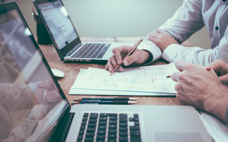 Consultant en gestion de crise analysant les indicateurs d'un projet IT en difficulté pour un plan de redressement
