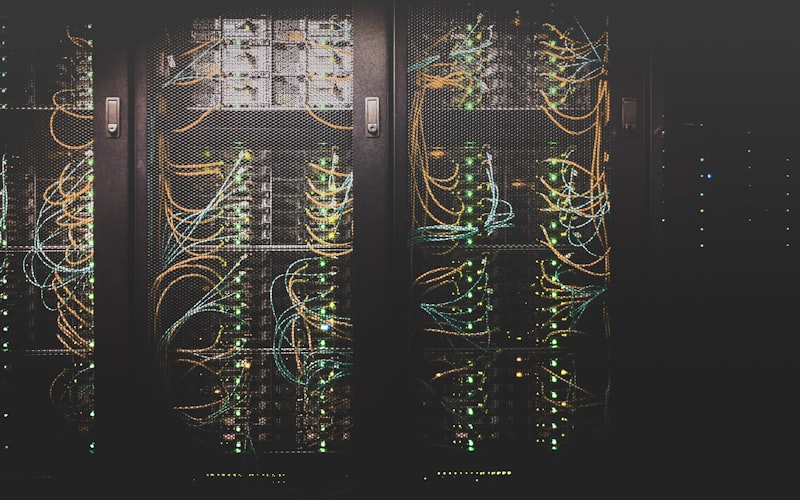 Salle serveurs avec racks de serveurs virtualisés et câblage réseau haute performance dans un datacenter moderne