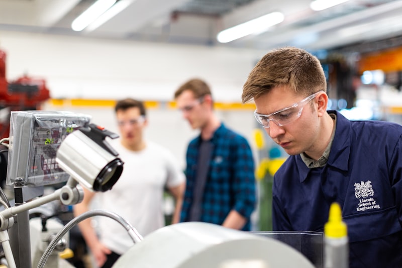 Technicien de maintenance effectuant une intervention préventive programmée sur équipement industriel