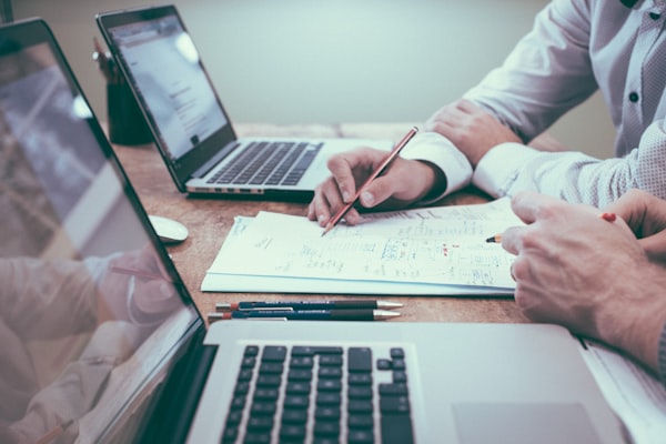 Consultant pharmaceutique analysant des documents d'audit