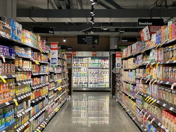 Rayon réfrigéré dans un supermarché avec vitrines de froid commercial
