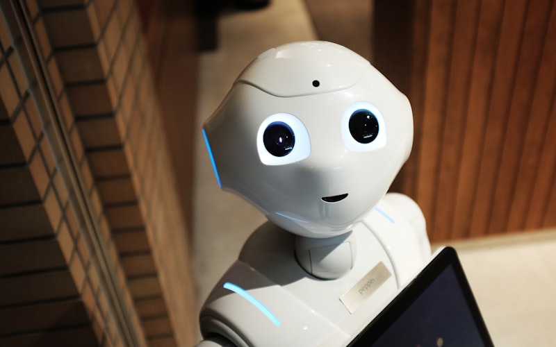 Robot humanoïde symbolisant l'intelligence artificielle et l'automatisation au service des entreprises