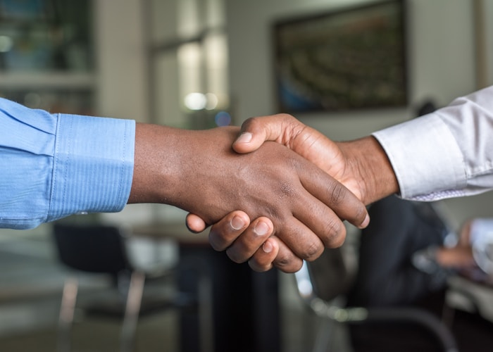 Commercial en prospection terrain chez un client