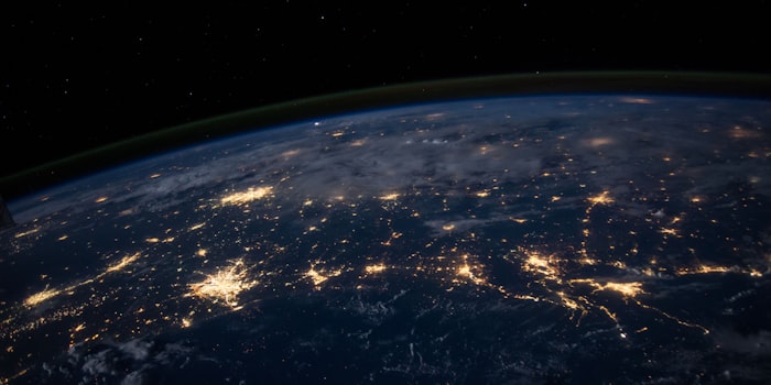 Réseau cloud hybride avec connexions mondiales et infrastructure distribuée