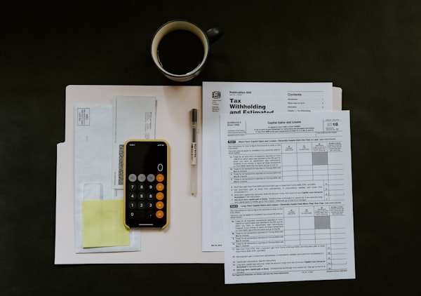Expert en réduction des coûts analysant des données financières d'achats