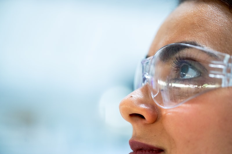 Tachymètre optique mesurant la vitesse de rotation d'une centrifugeuse de laboratoire