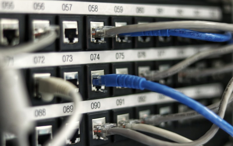 Visualisation abstraite d'une architecture cloud computing avec connexions réseau et services distribués